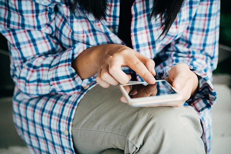 Frau schaut auf Smartphone