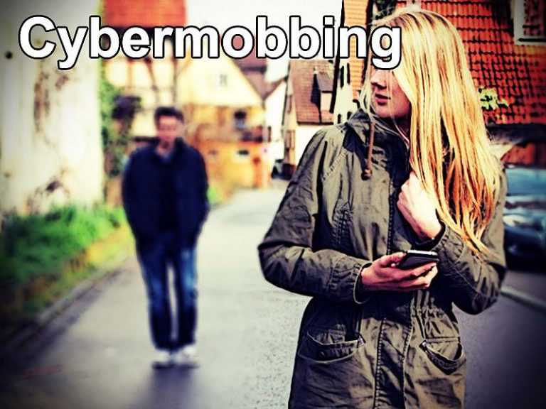 Erpresser läuft hinter Sextortion-Opfer