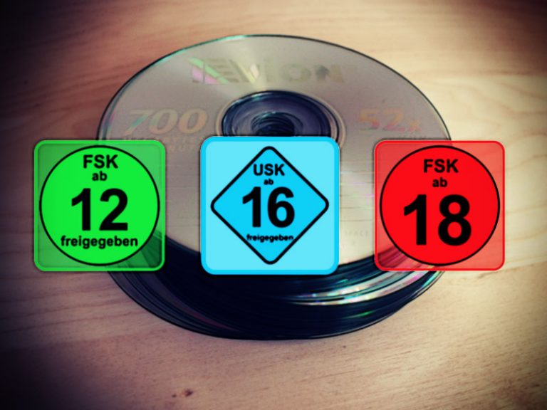 FSK- und USK-Logos vor CD-Stapel