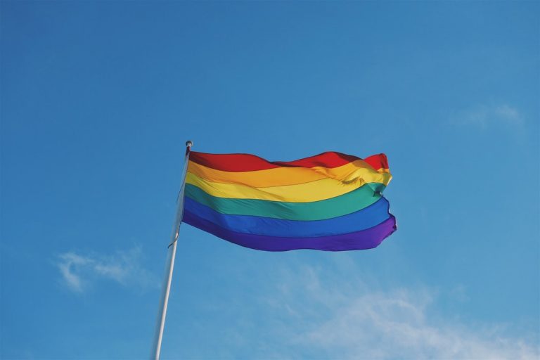 Regenbogenflagge in der Luft