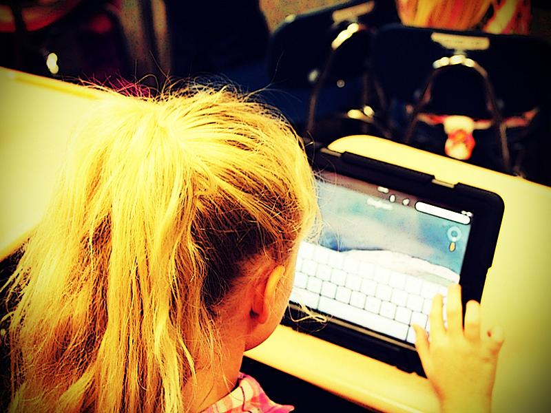 Mädchen beim Livestreaming